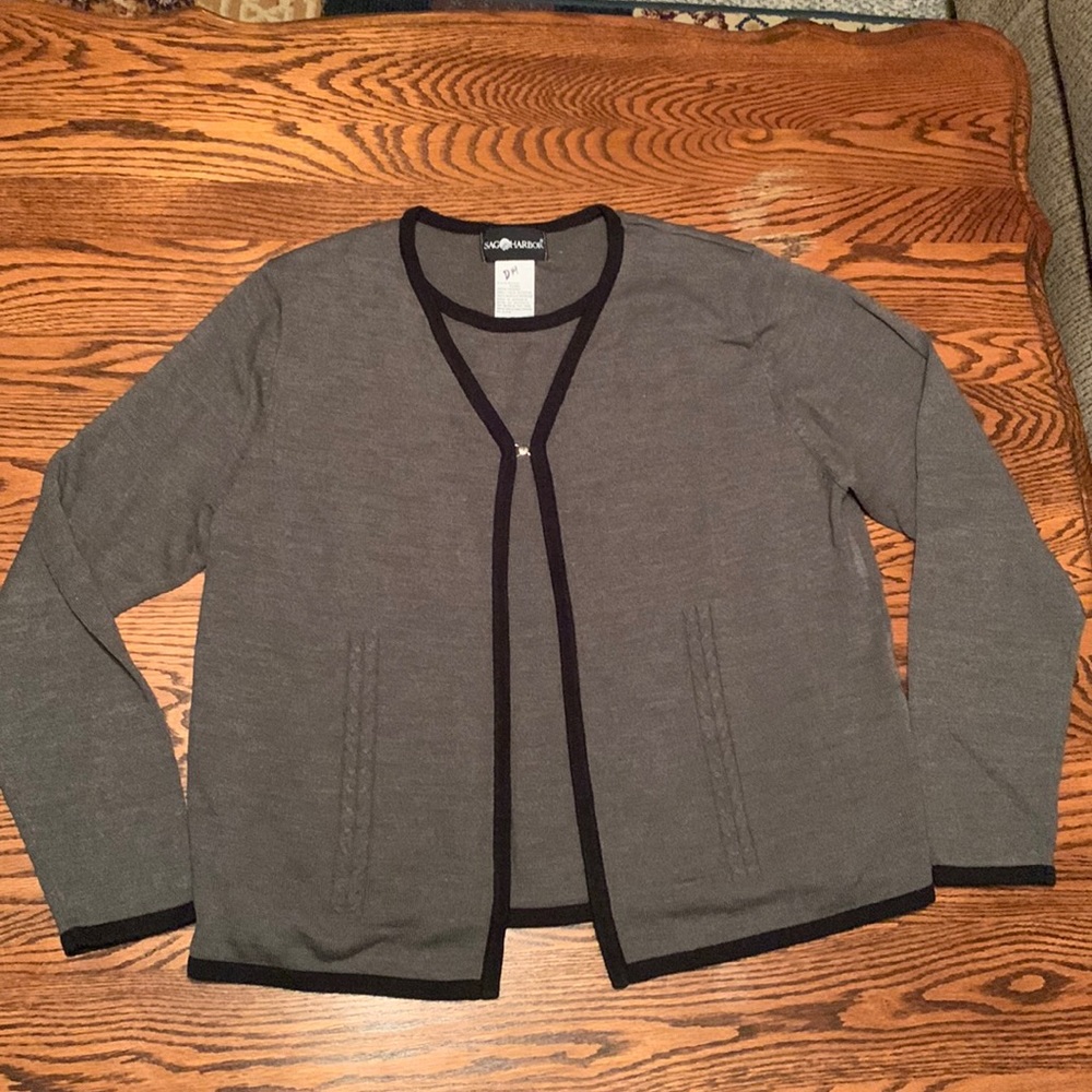 Sag Harbor grey sweater with attached inner layer. Size L.